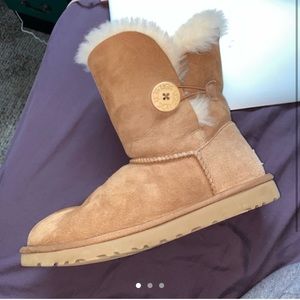 UGGS Bailey Button Boot in Chestnut!!